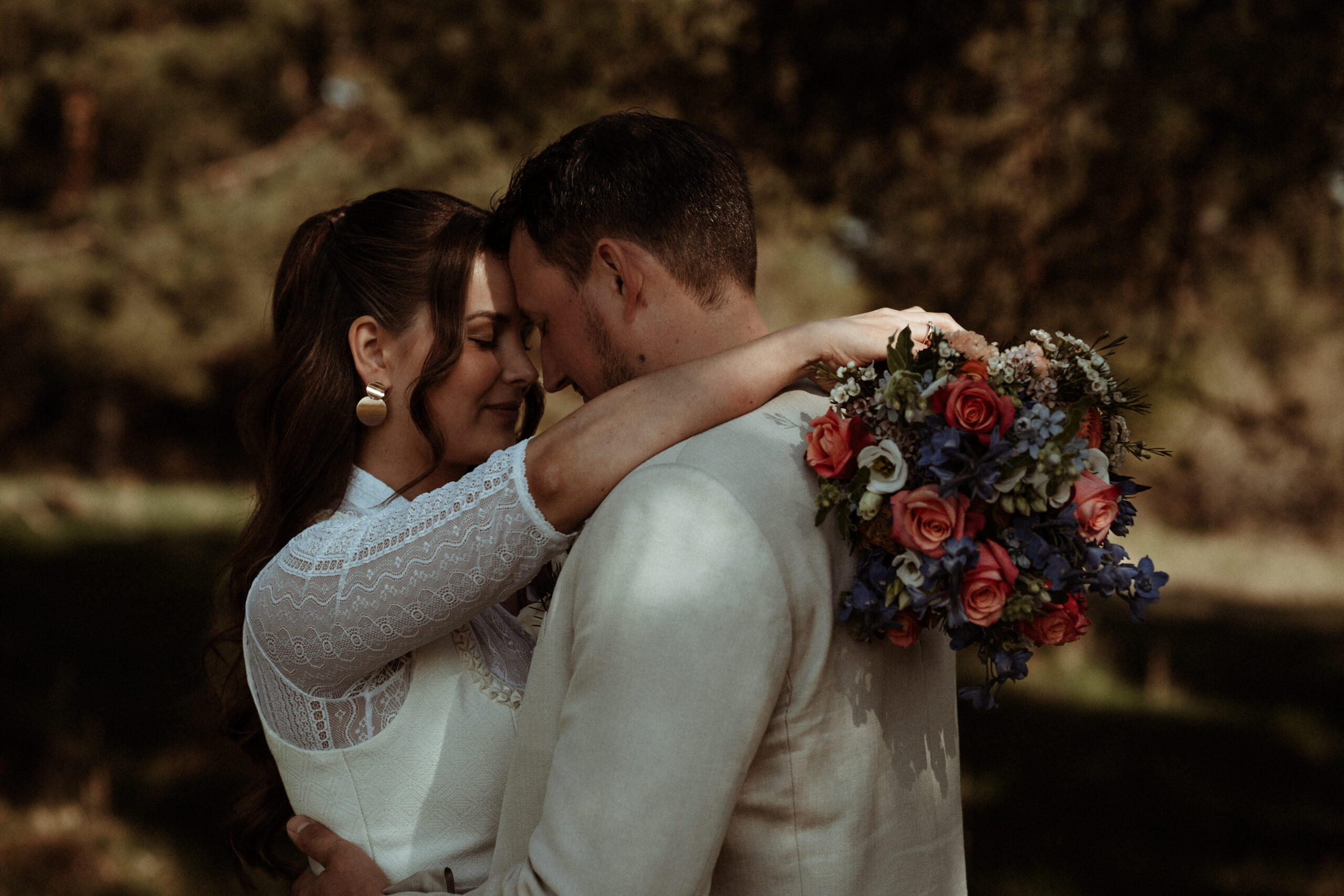 Stilvolle Trachtenhochzeit im Frühling – Brautpaar verliebt beim First Look